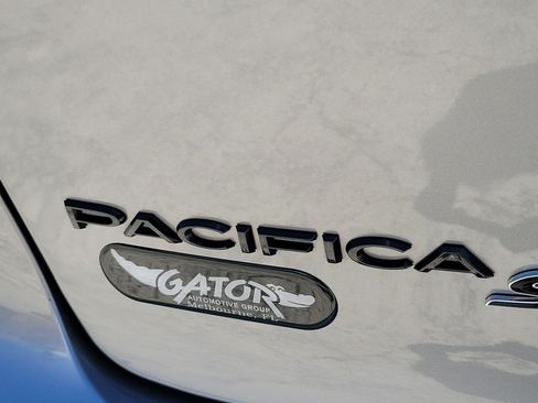 Used 2019 Chrysler Pacifica Touring-L Plus w/ Advanced Safetytec Group FWD image 6