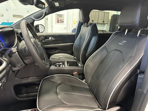New 2027 Chrysler Pacifica Limited AWD/4WD image 14