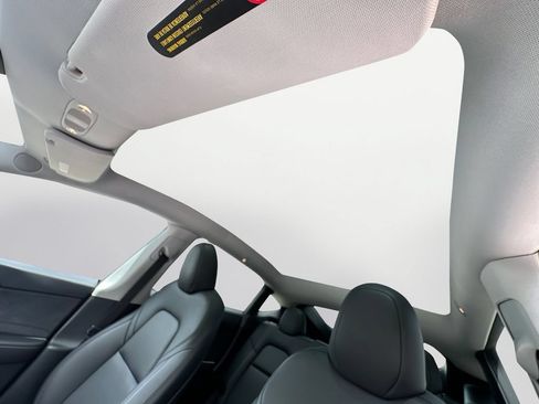 Used 2024 Tesla Model Y Long Range RWD image 17