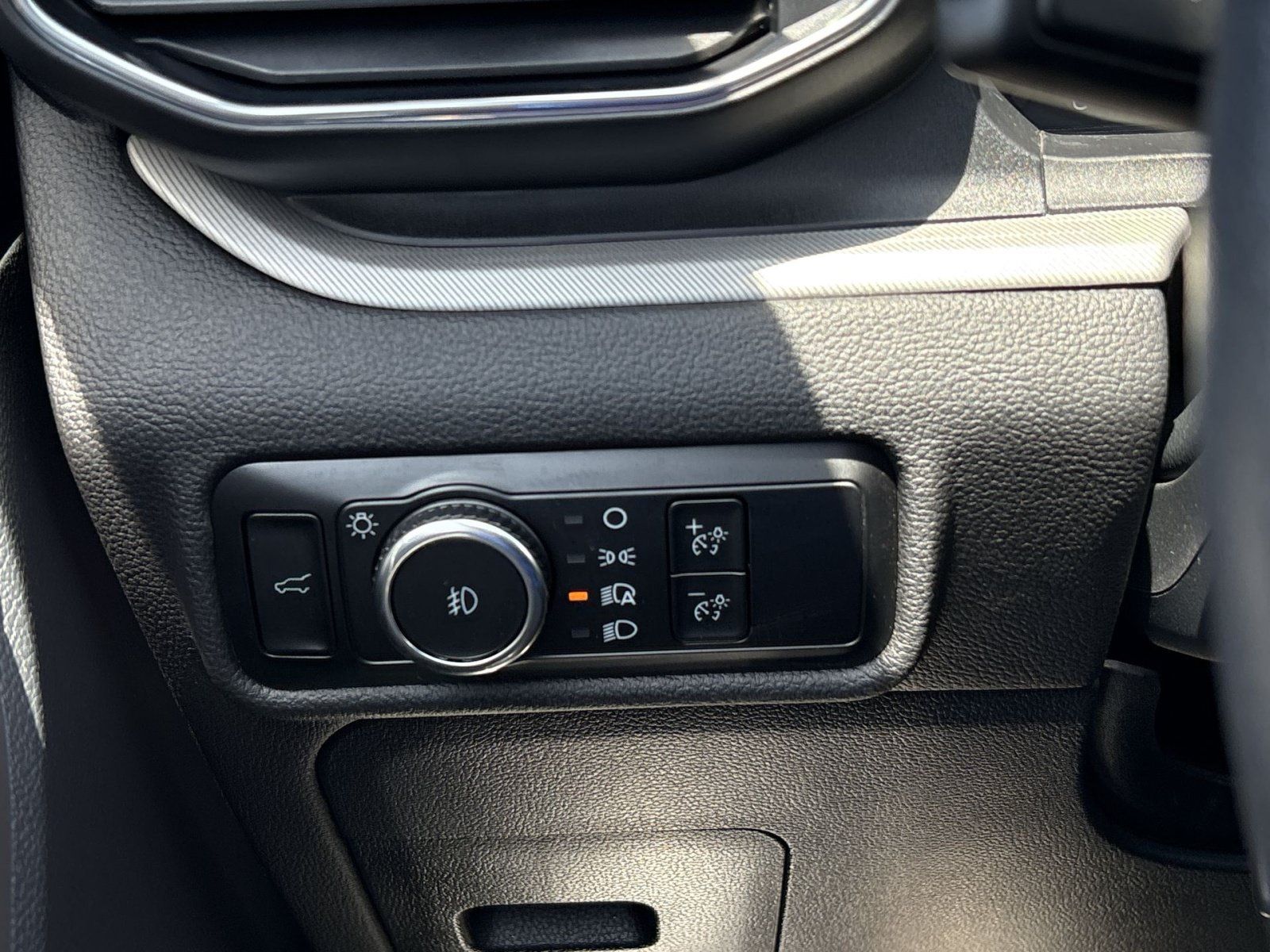 Used 2024 Ford Explorer XLT w/ Equipment Group 202A AWD/4WD image 19