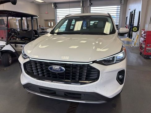 Used 2023 Ford Escape Platinum image 5