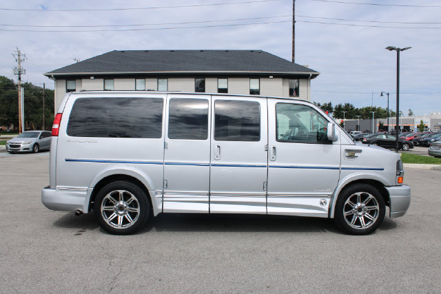 Used 2017 Chevrolet Express 2500 RWD image 6
