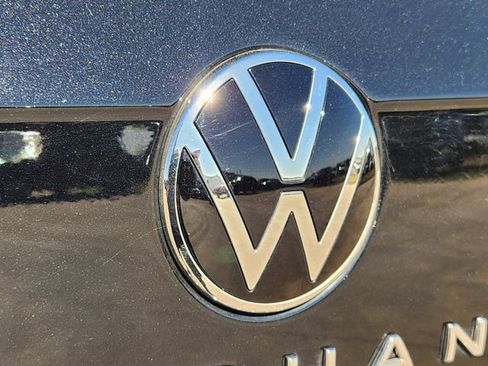 Used 2023 Volkswagen Tiguan SE w/ Panoramic Sunroof Package image 12