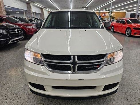 Used 2018 Dodge Journey SE w/ Connectivity Group FWD image 2