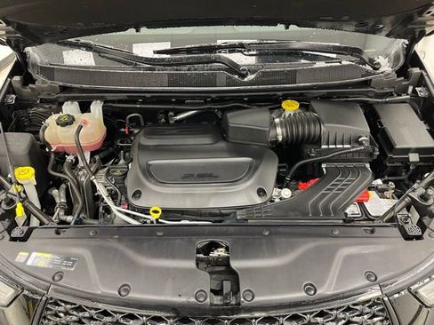 Used 2023 Chrysler Pacifica Limited w/ Uconnect Theater Family Group image 15