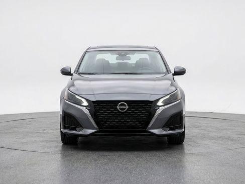 Used 2025 Nissan Altima 2.5 SV FWD image 2