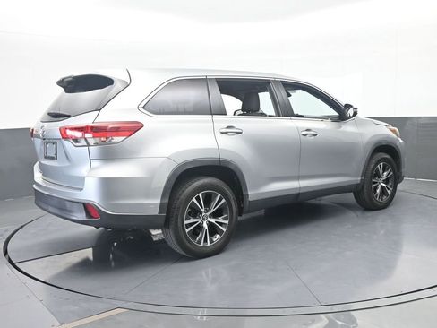 Used 2019 Toyota Highlander LE FWD image 6