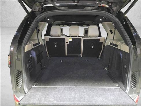 Used 2018 Land Rover Discovery HSE AWD/4WD image 13