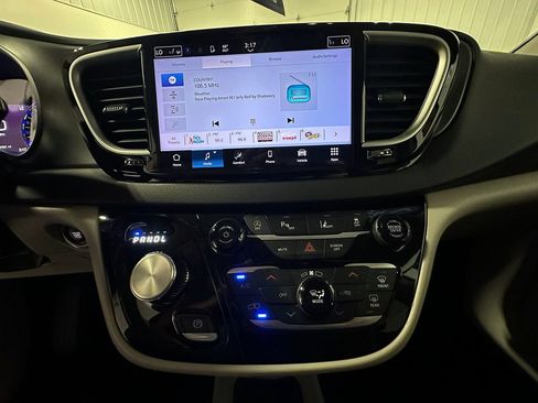 Used 2023 Chrysler Pacifica Touring-L FWD image 35