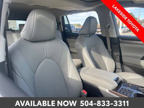 Used 2023 Toyota Highlander Limited FWD image 14