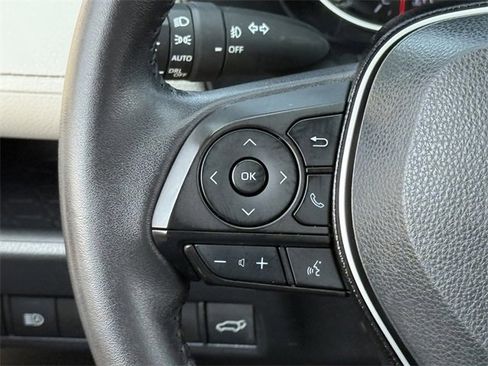 Used 2021 Toyota RAV4 XLE Premium image 17