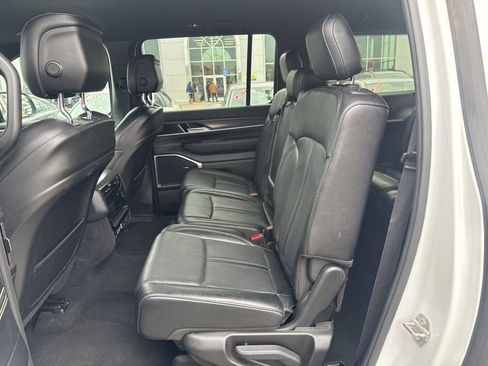 Used 2024 Jeep Wagoneer L Series II RWD image 9
