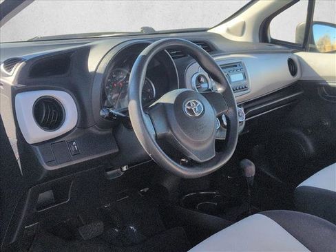 Used 2014 Toyota Yaris L image 10