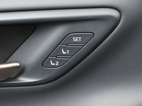 Certified 2025 Toyota Crown Signia image 17