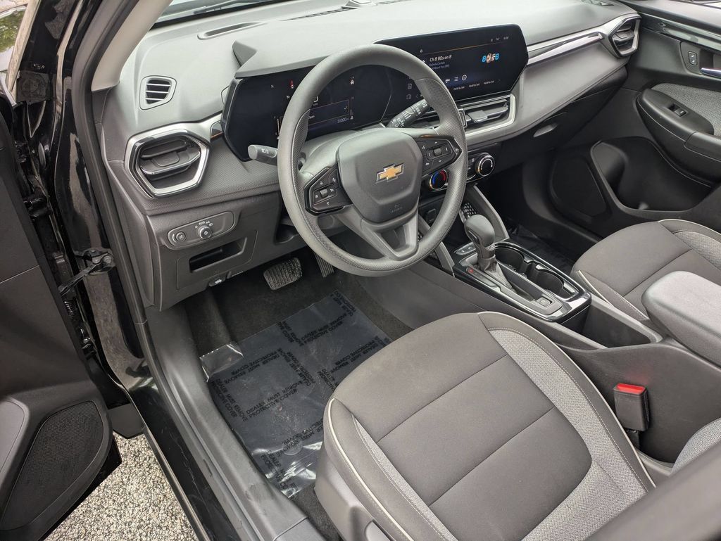 Used 2025 Chevrolet TrailBlazer LT AWD/4WD image 11