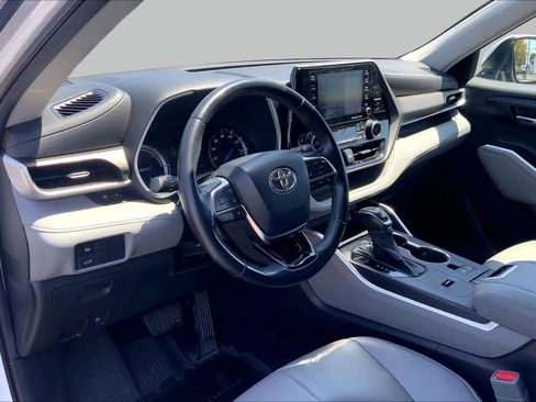 Used 2020 Toyota Highlander XLE AWD/4WD image 17
