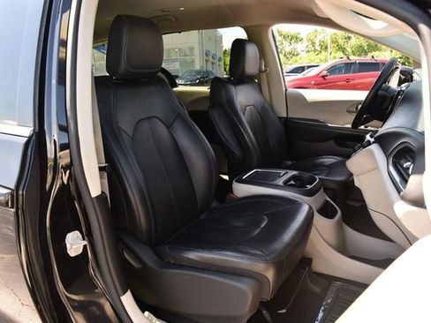 Used 2021 Chrysler Pacifica Touring-L FWD image 21