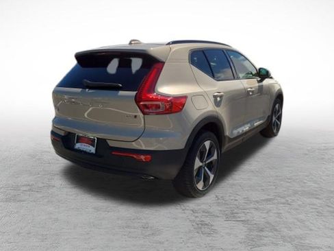 Used 2025 Volvo XC40 B5 Plus w/ Climate Package AWD/4WD image 7