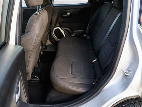 Used 2018 Jeep Renegade Latitude image 21