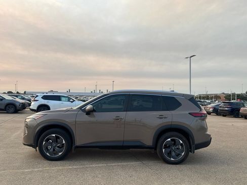 Used 2024 Nissan Rogue SV w/ SV Premium Package AWD/4WD image 14