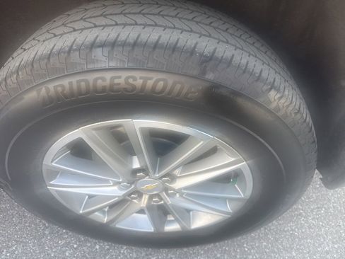 Used 2023 Chevrolet Traverse LT image 11