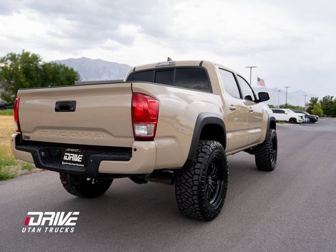 Used 2016 Toyota Tacoma TRD Off-Road image 12