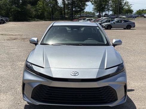 Used 2025 Toyota Camry LE w/ Convenience Package image 8