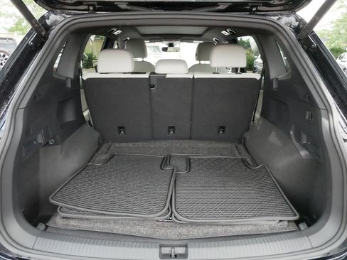 Certified 2024 Volkswagen Tiguan SE R-Line AWD/4WD image 18