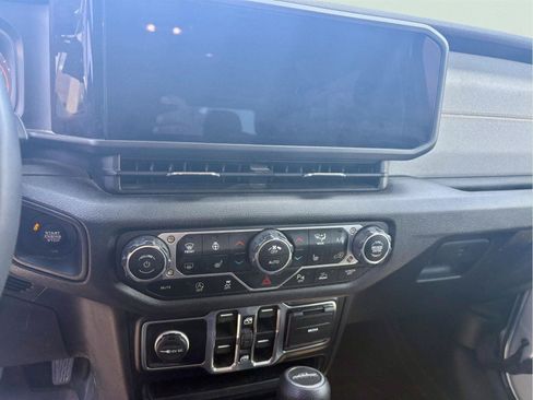 Used 2024 Jeep Gladiator Sport AWD/4WD image 14