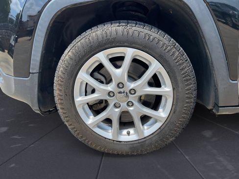 Used 2018 Jeep Cherokee Latitude Plus FWD image 14
