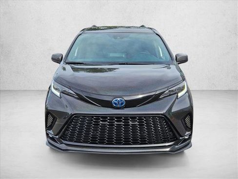 Used 2021 Toyota Sienna XSE w/ XSE Plus Package AWD/4WD image 2