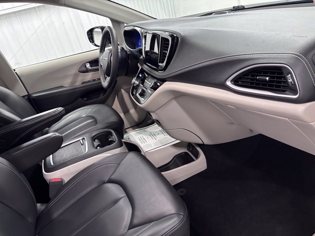 Used 2024 Chrysler Pacifica Limited FWD image 16