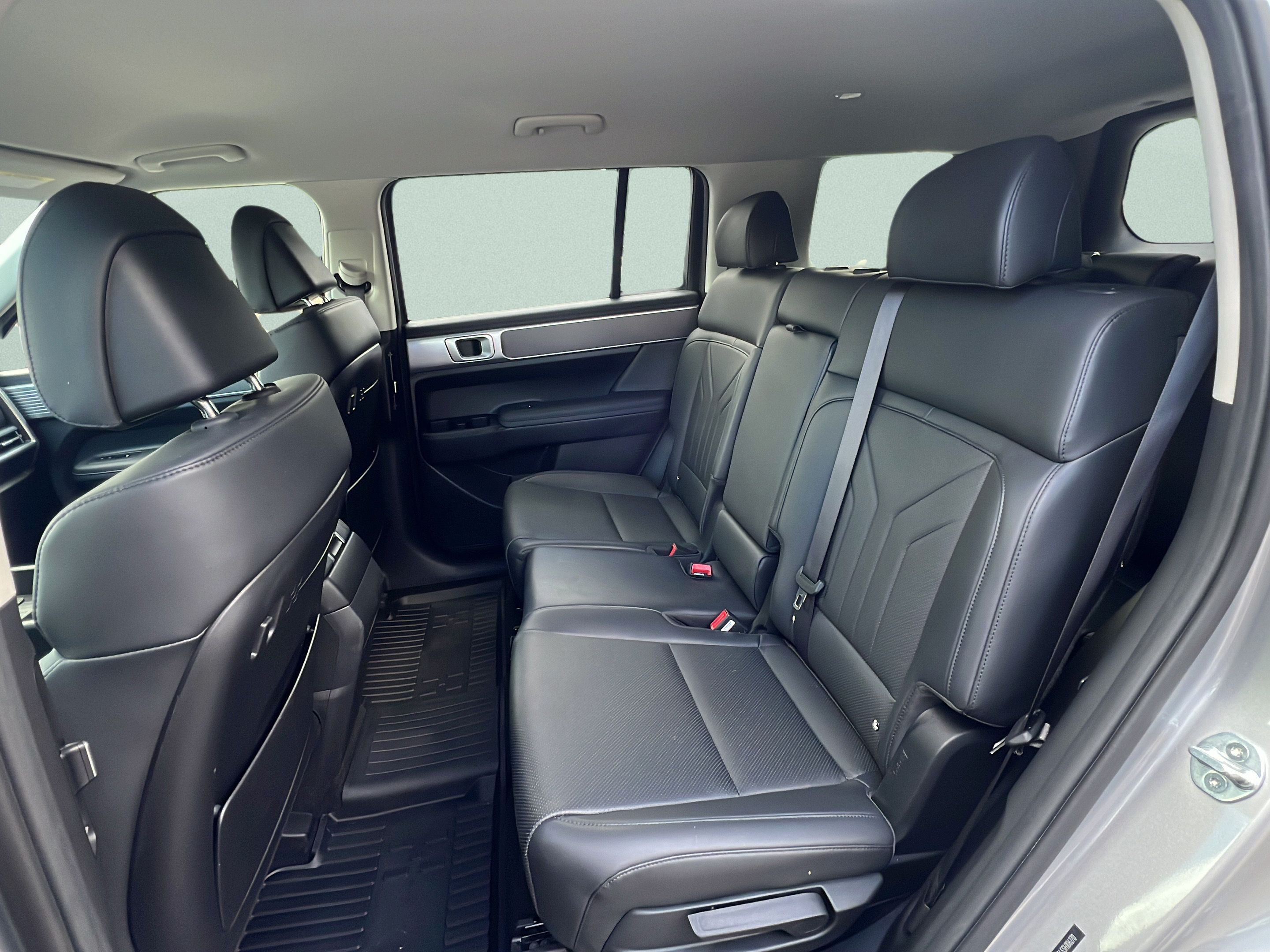 Used 2025 Hyundai Santa Fe SEL FWD image 13