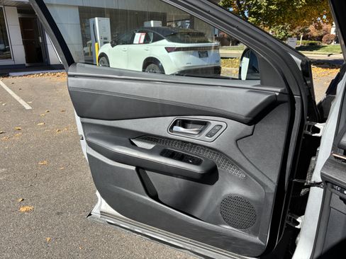 Used 2023 Nissan Ariya AWD image 13