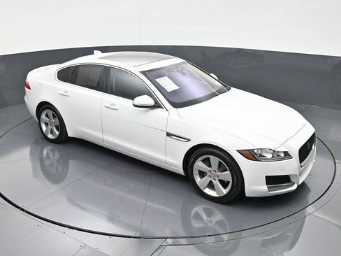 Used 2018 Jaguar XF image 17