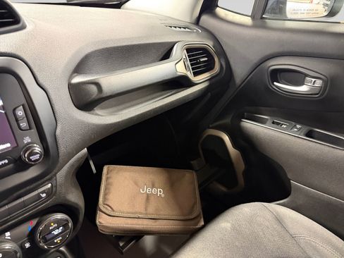 Used 2017 Jeep Renegade Latitude FWD image 35