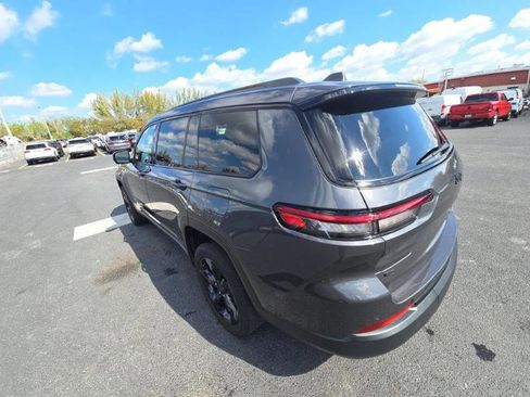 Used 2023 Jeep Grand Cherokee L Laredo image 4