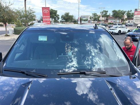 Used 2023 GMC Yukon SLT w/ SLT Luxury Package AWD/4WD image 8