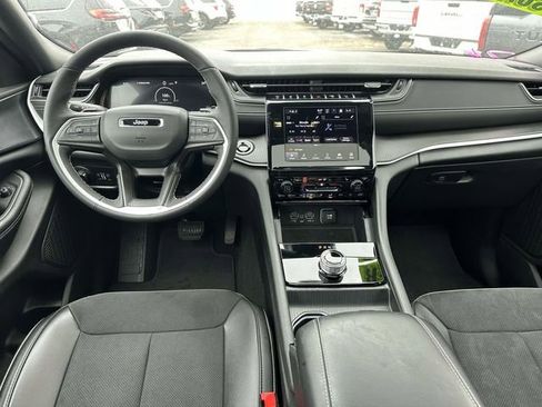 Certified 2025 Jeep Grand Cherokee L Altitude image 9