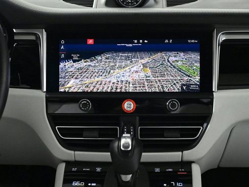 Certified 2024 Porsche Macan image 16