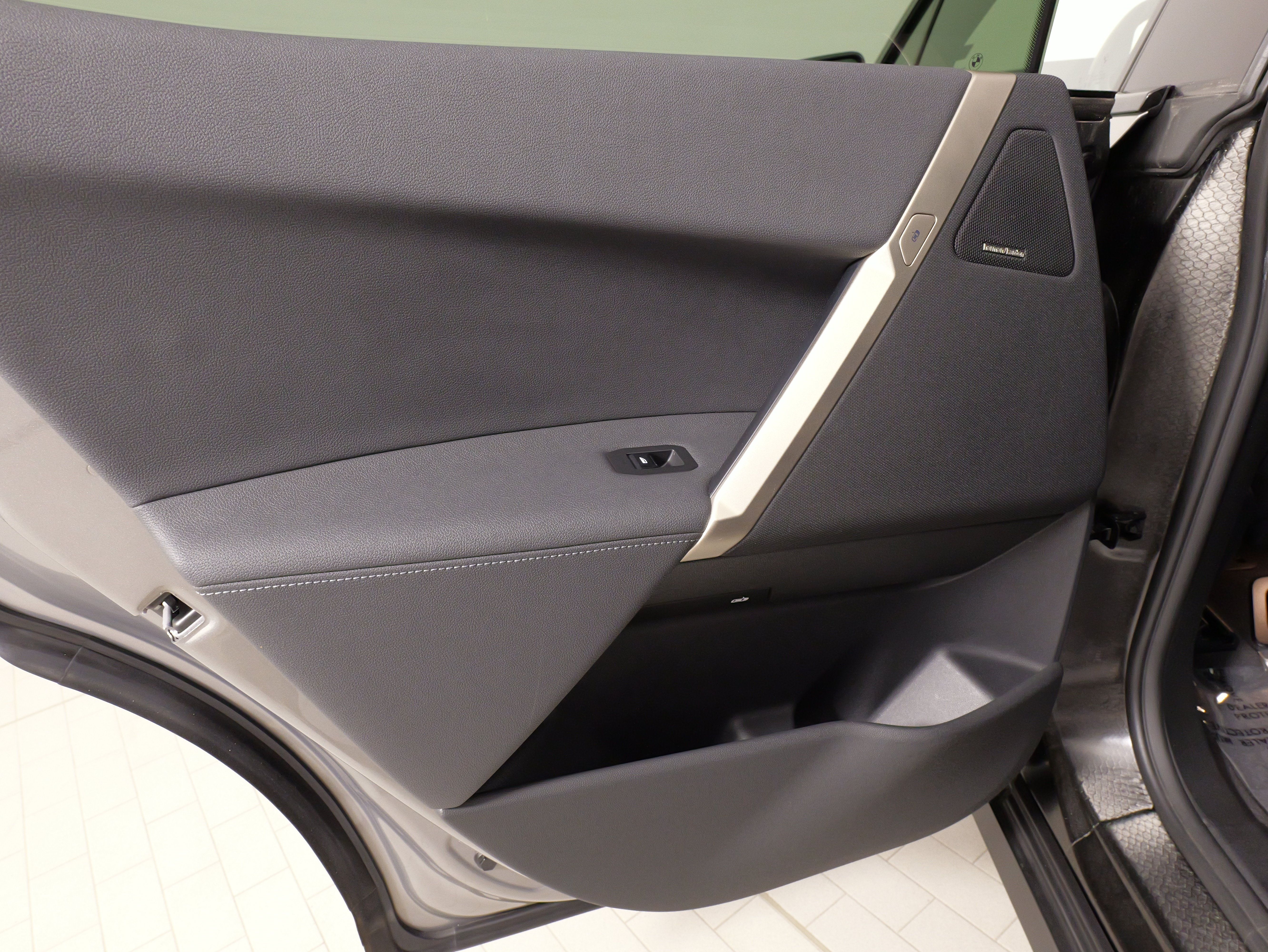 Used 2024 BMW iX xDrive50 AWD/4WD image 34
