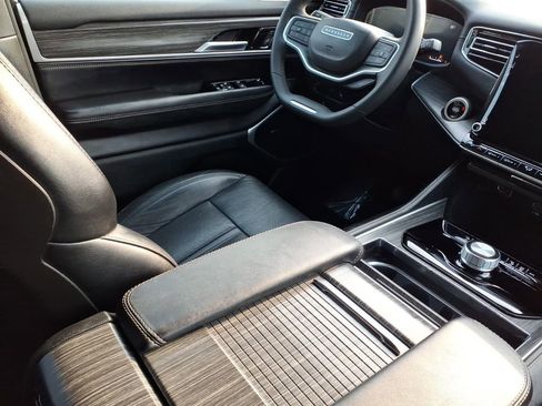 Used 2024 Jeep Wagoneer Series II w/ Flexible Seating Group RWD image 9