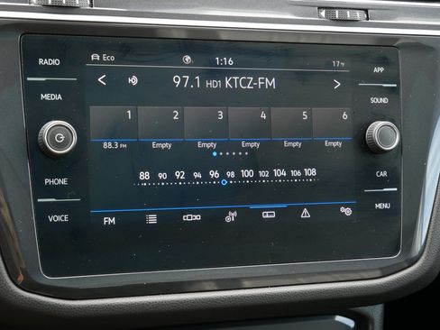 Certified 2022 Volkswagen Tiguan SE image 22