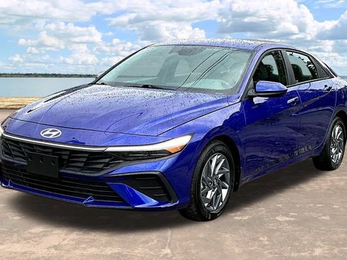 Used 2024 Hyundai Elantra Blue FWD image 4