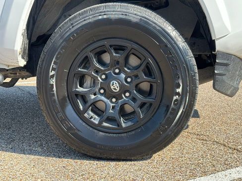 Used 2019 Toyota Tacoma SR5 AWD/4WD image 8