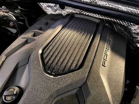 Certified 2024 Porsche Macan image 33