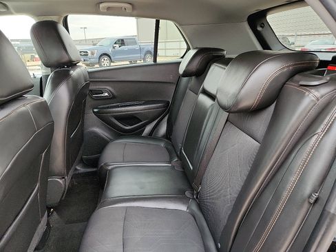 Used 2022 Chevrolet Trax LT w/ LT Convenience Package image 9