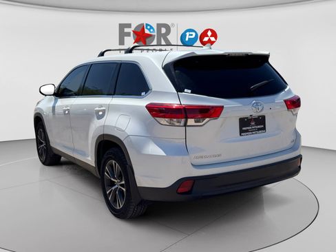 Used 2019 Toyota Highlander Plus FWD image 3