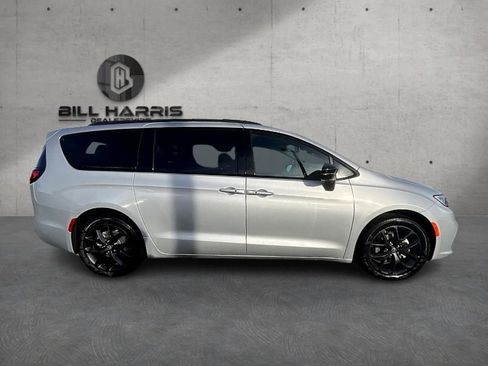 New 2026 Chrysler Pacifica Select FWD image 5