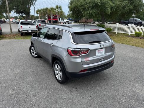 Used 2018 Jeep Compass Latitude AWD/4WD image 4